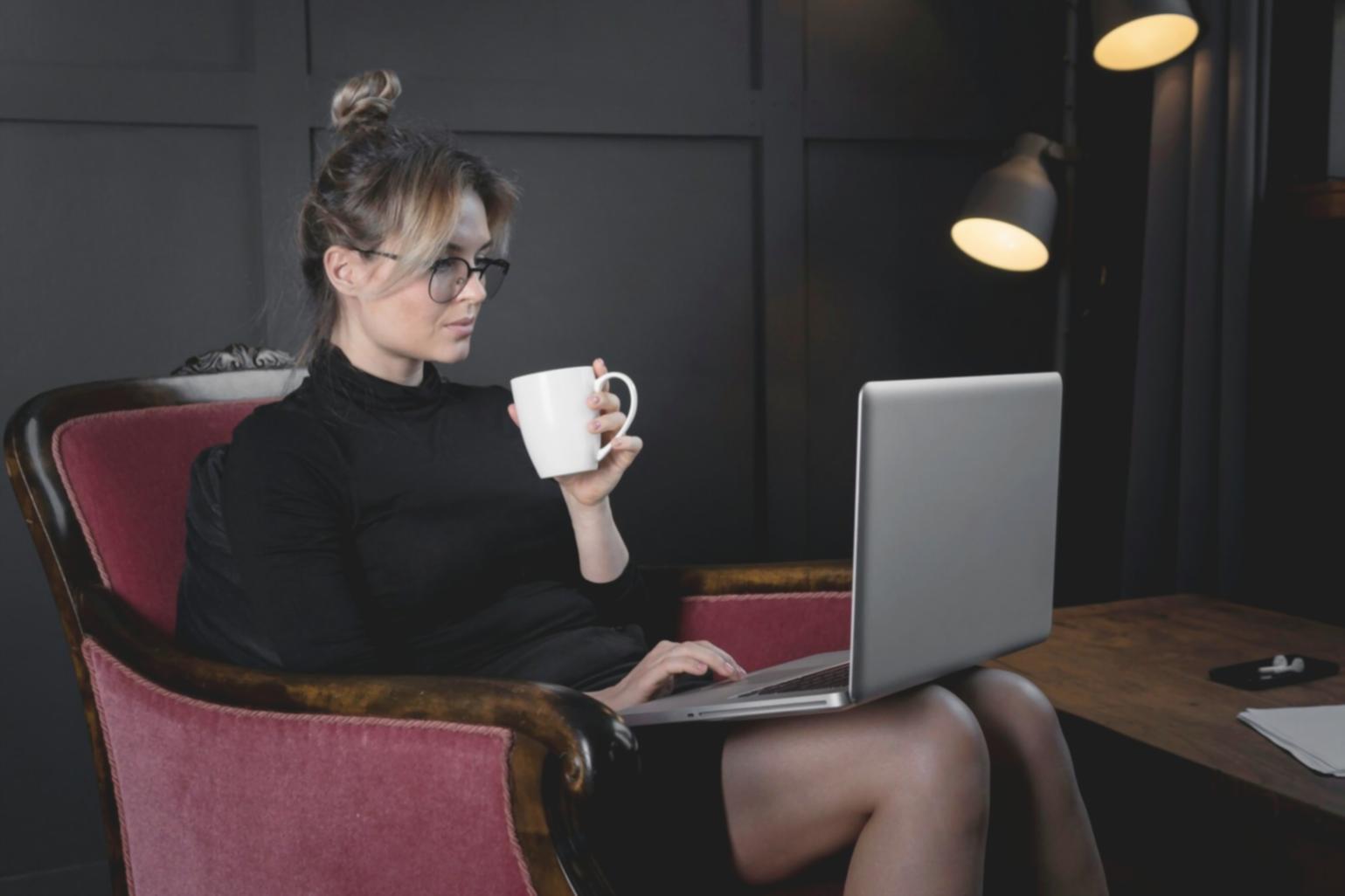 Professionelle Finanzschulung in modernem Seminarraum