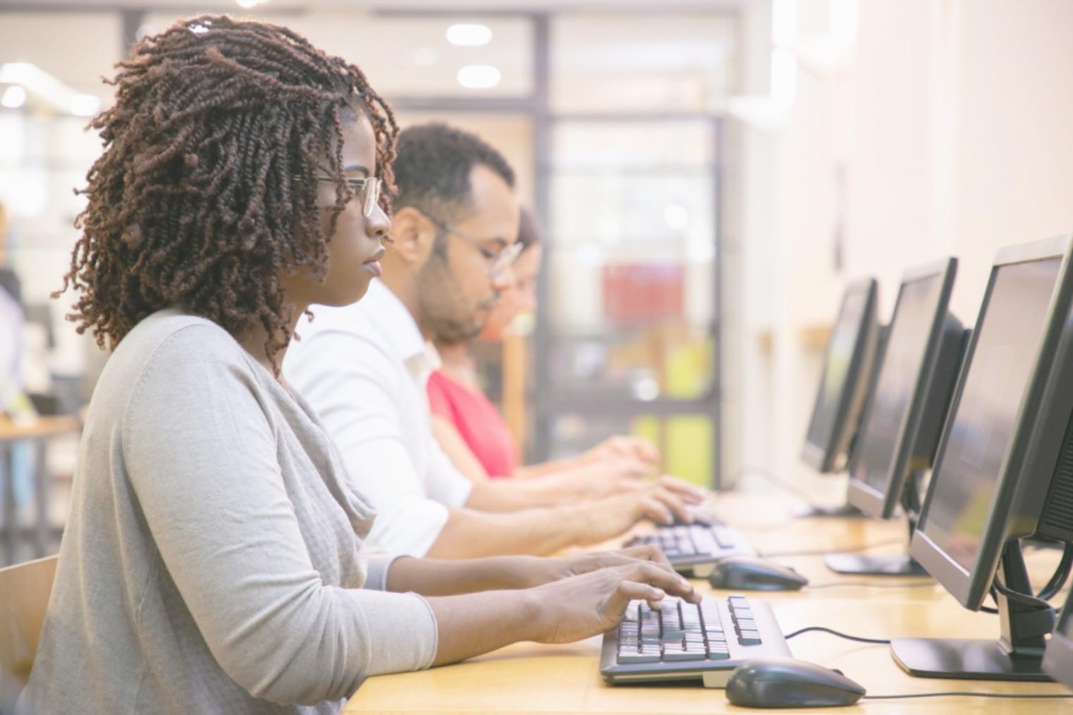 Mitarbeiter in interaktiver Finanzschulung mit Tablet und Dokumenten